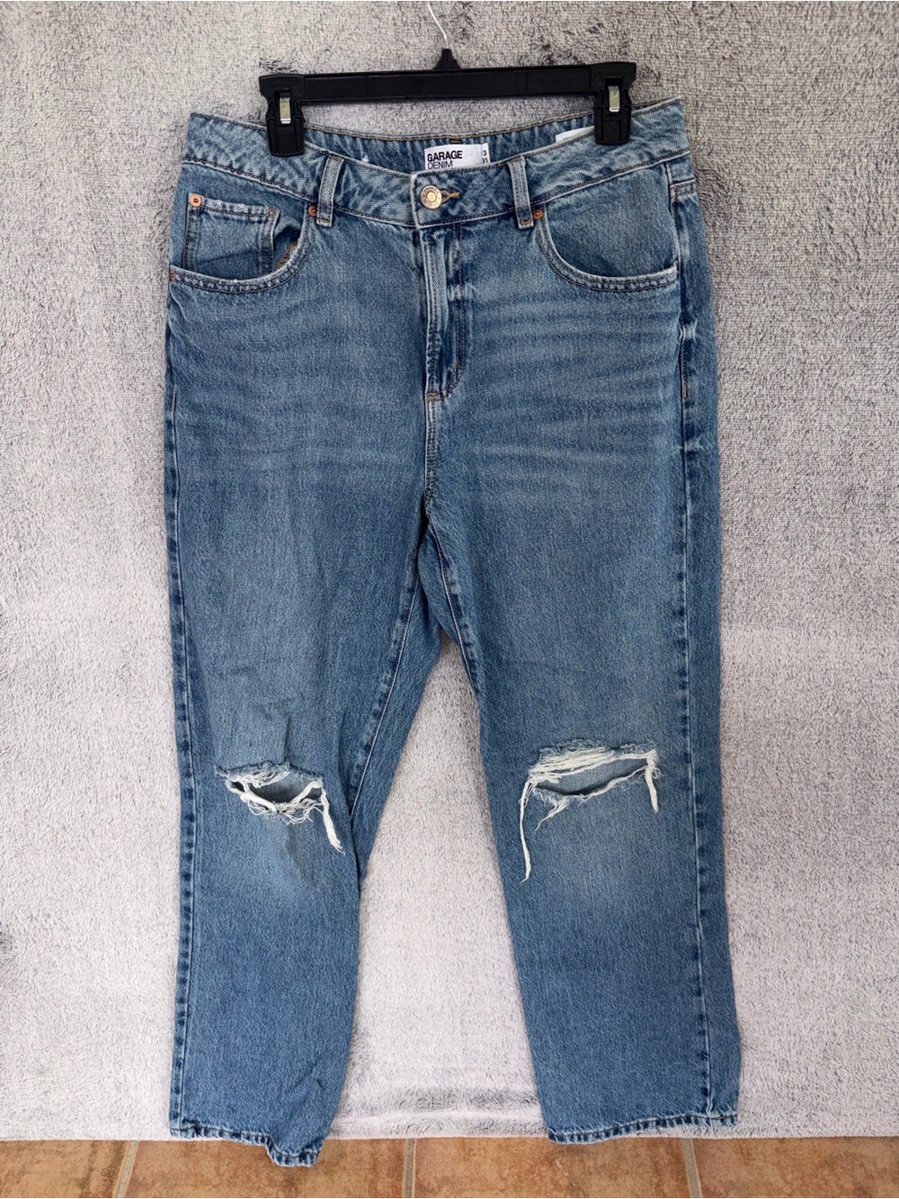 Garage Women's 90’s Straight Leg Distressed Jeans in Light Blue size 31